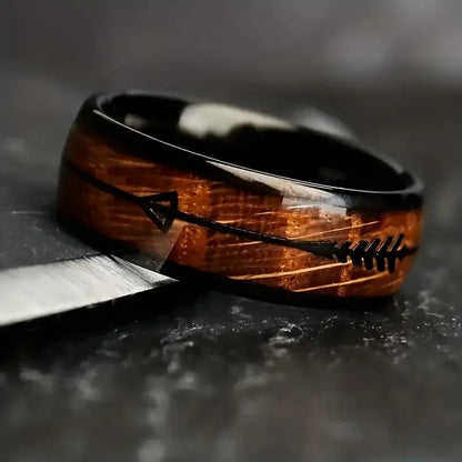 Eleganter Herrenring mit Holzmaserung und Pfeilmotiv, 8 mm