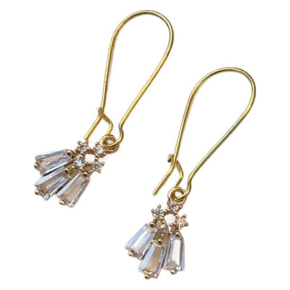 Pendientes de circonita con incrustaciones delicadas y un diseño elegante y moderno.