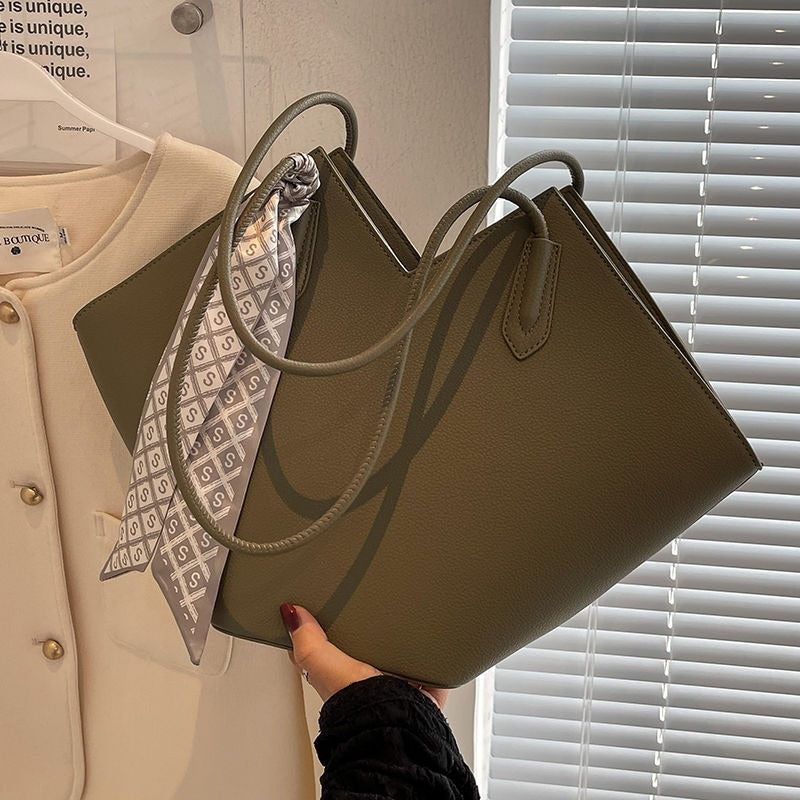 Large commuting tote bag