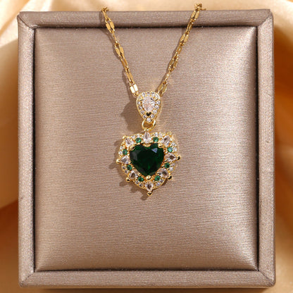 Collar de cobre con microincrustaciones de circonitas, esmeralda y corazón de amor con diamantes