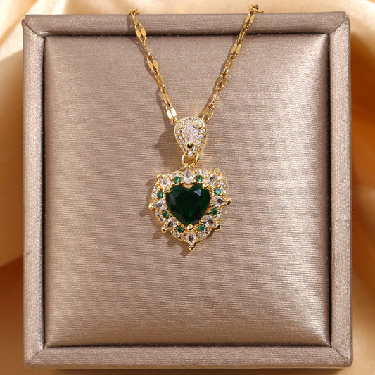 Collar de cobre con microincrustaciones de circonitas, esmeralda y corazón de amor con diamantes