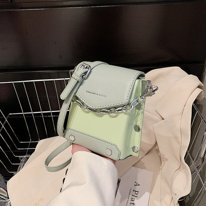 Kleine Tasche mit Kettennieten