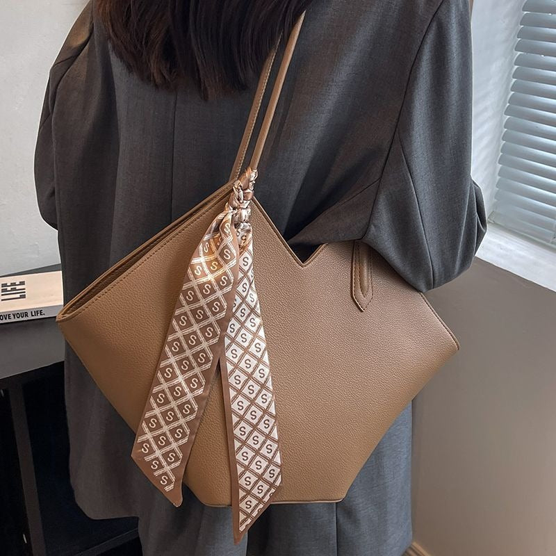 Large commuting tote bag