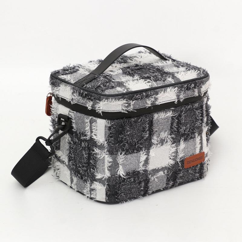 Creative hand-held insulated lunch bag