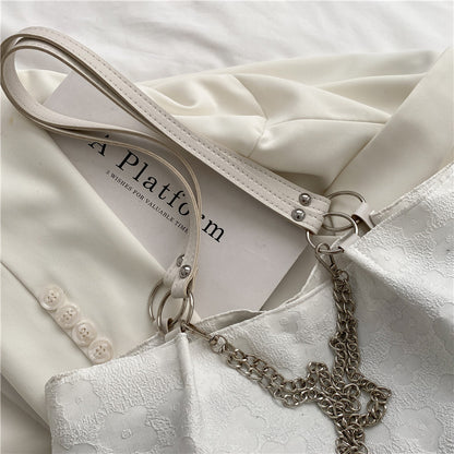 Bolso de mano con cadena en relieve 