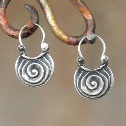 Schlichte geometrische Ohrringe aus gebogenem Metall im Gypsy-Stil