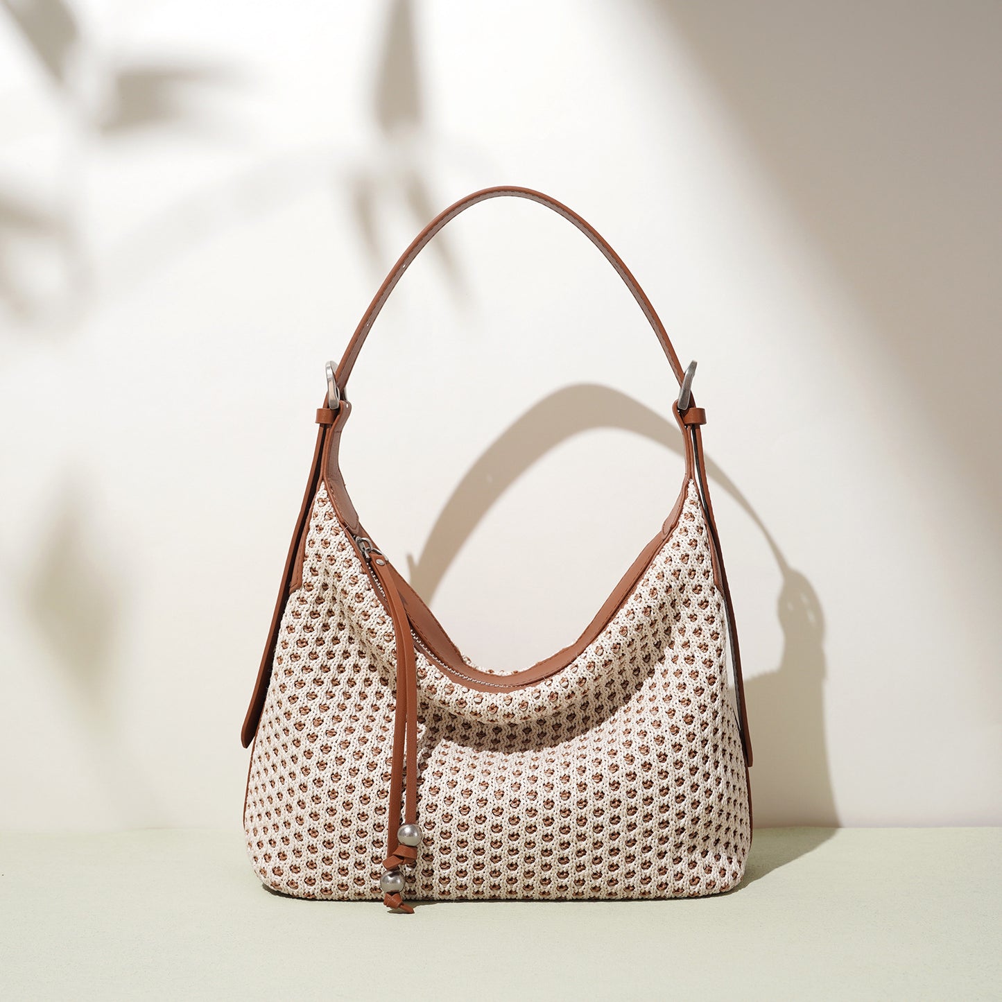 Bolso de hombro de bola de masa de paja tejida