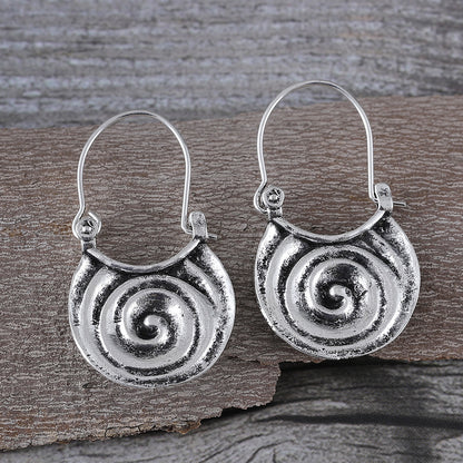 Schlichte geometrische Ohrringe aus gebogenem Metall im Gypsy-Stil