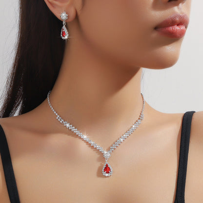 Exquisites zweiteiliges Set aus Halskette und Ohrringen mit Krallenkette und Wassertropfen