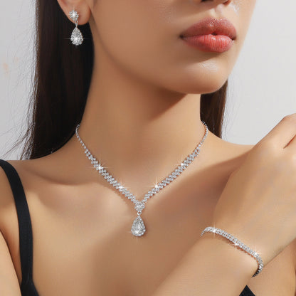 Exquisites zweiteiliges Set aus Halskette und Ohrringen mit Krallenkette und Wassertropfen