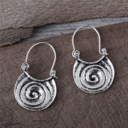 Schlichte geometrische Ohrringe aus gebogenem Metall im Gypsy-Stil