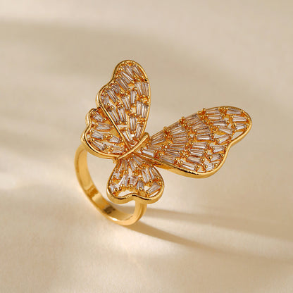 Anillo con diseño de apertura francesa que conserva el color y elementos de mariposa exagerados y personalizados.