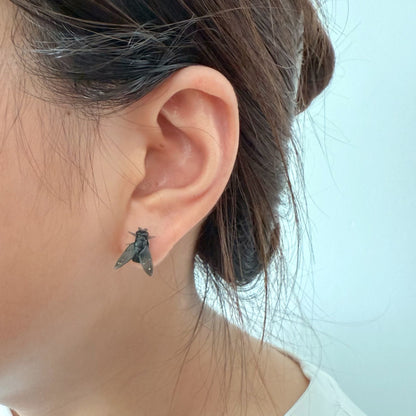 Pendientes únicos de simulación de mini mosca negra pequeña, nuevos y sencillos