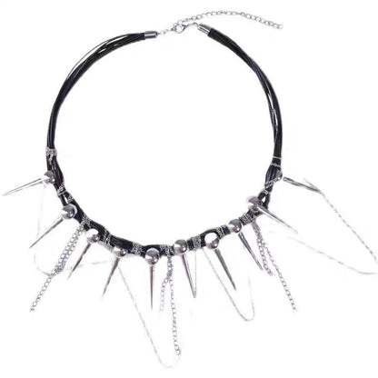 Collar con borlas y remaches de cuentas redondas