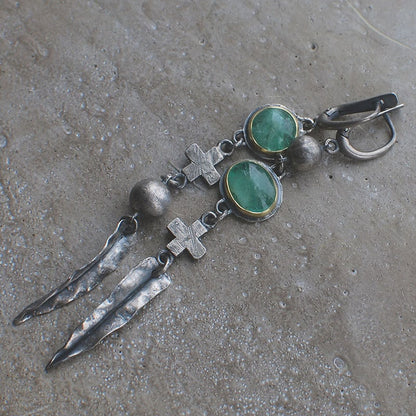 Pendientes de borlas con plumas y cruz de metal para mujer