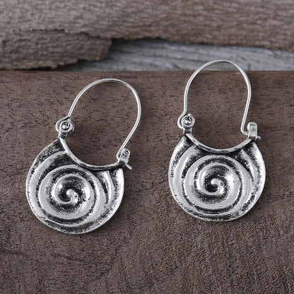 Schlichte geometrische Ohrringe aus gebogenem Metall im Gypsy-Stil