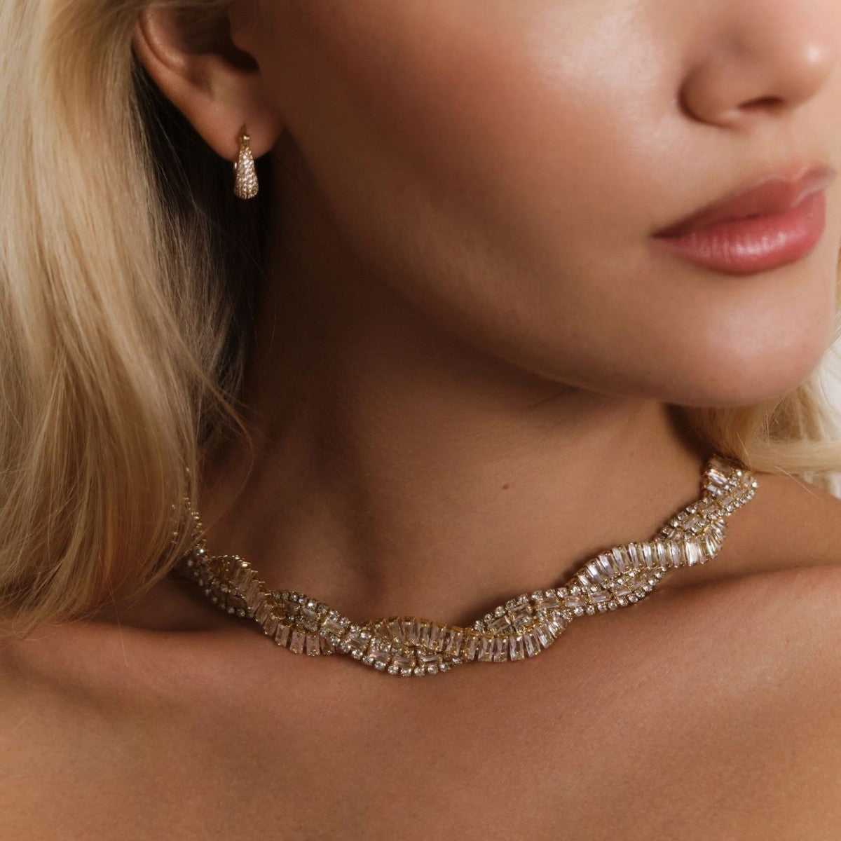 Collar con cruz de diamantes de imitación para mujer