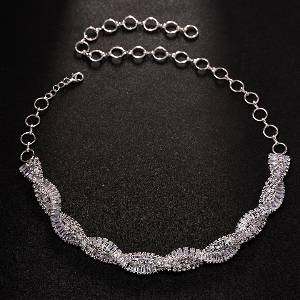 Collar con cruz de diamantes de imitación para mujer