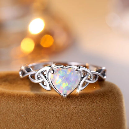 Unregelmäßiger, einfacher, persönlicher Ring mit besonderem Interesse und leichtem Luxus