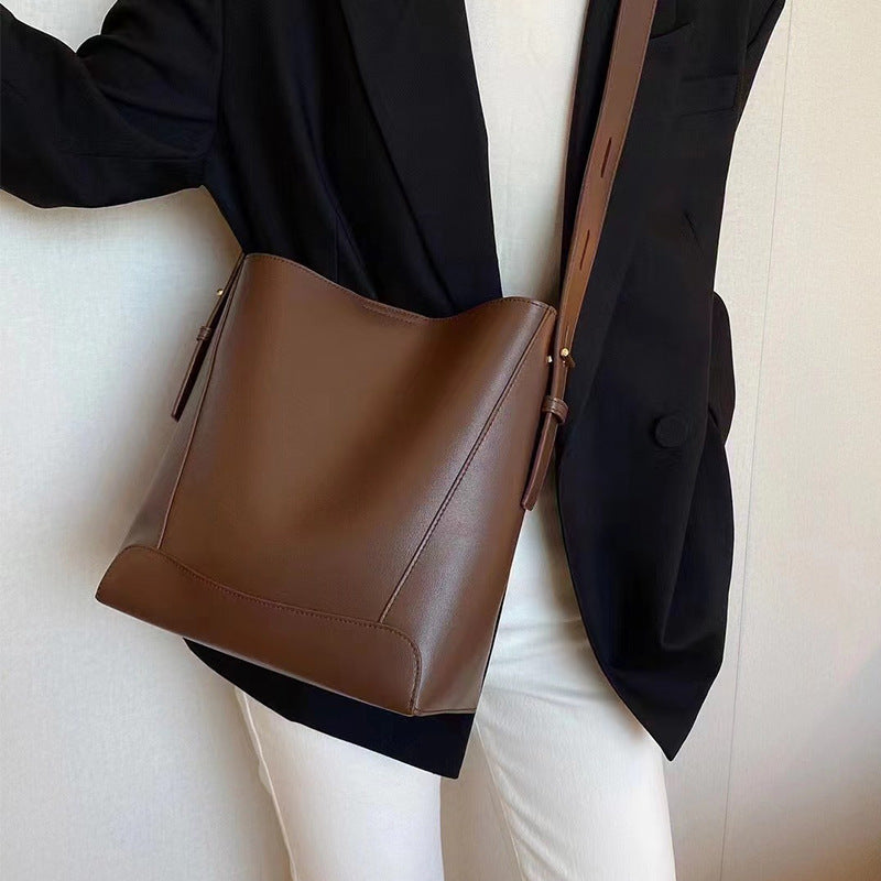 Bagora Leather Shoulder Bag