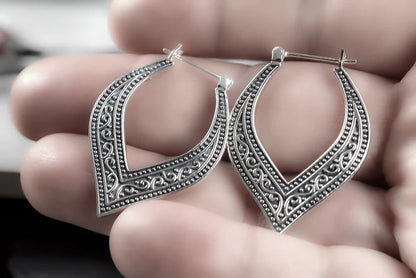 Pendientes vintage con forma de corazón tallado en estilo étnico