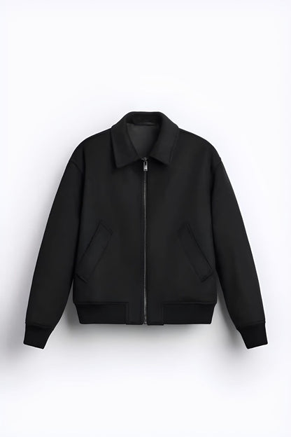 Tragen Sie einen Wollmantel mit Polokragen und einer britischen Jacke und Strickjacke