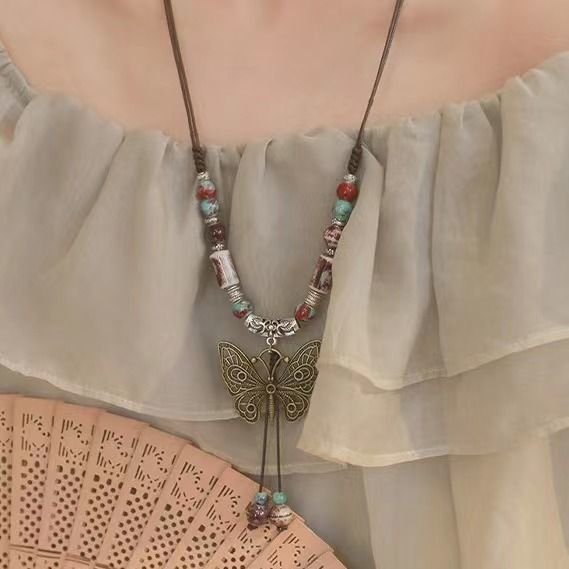 Collar con colgante de mariposa de cerámica retro de Hong Kong