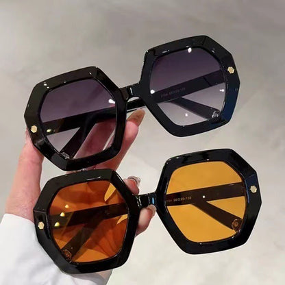 Neue unregelmäßige Sonnenbrille mit sechseckiger Niete für Damen