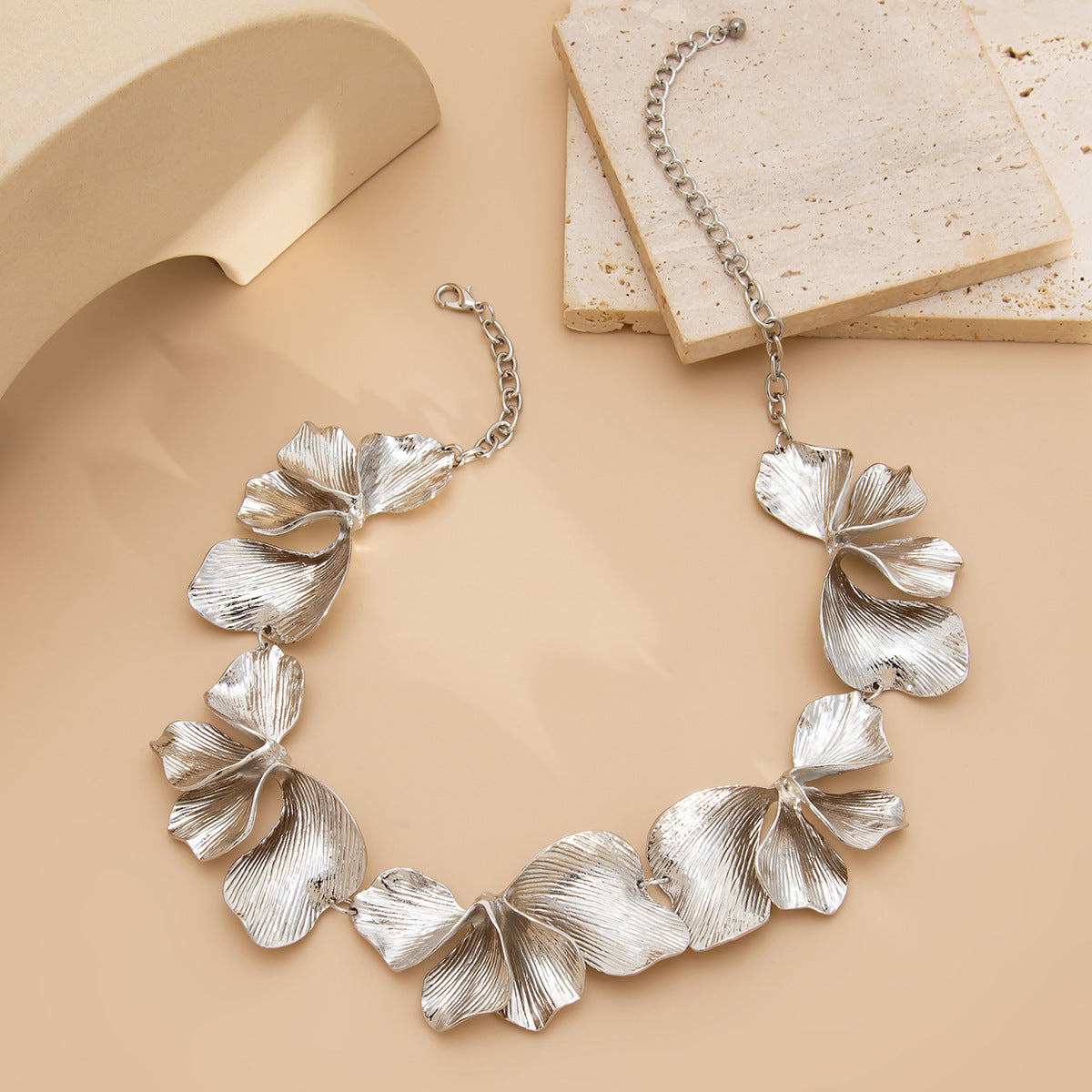 Collar de flores con textura plisada de moda, diseño único