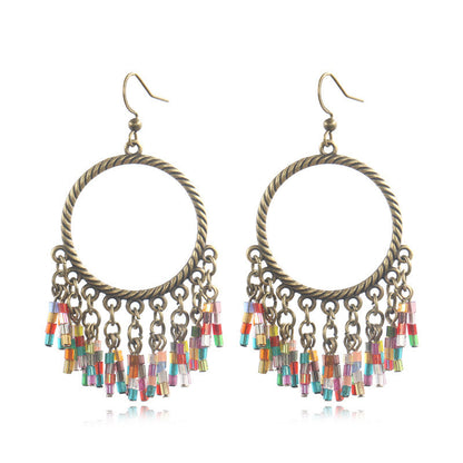 Pendientes bohemios con borlas de cuentas coloridas tejidas a mano