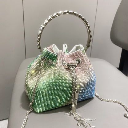 Bucket Bag mit glänzenden Diamanten