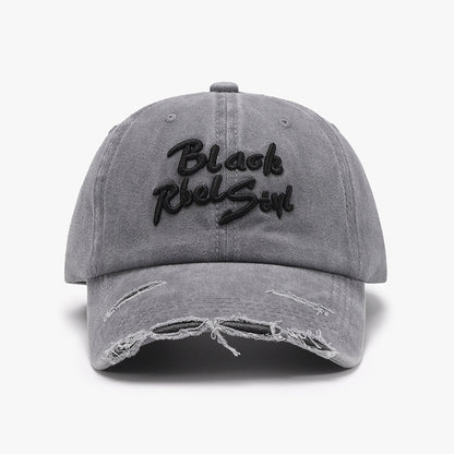 Gorra de béisbol con bordado tridimensional y letras en color vino tinto suave