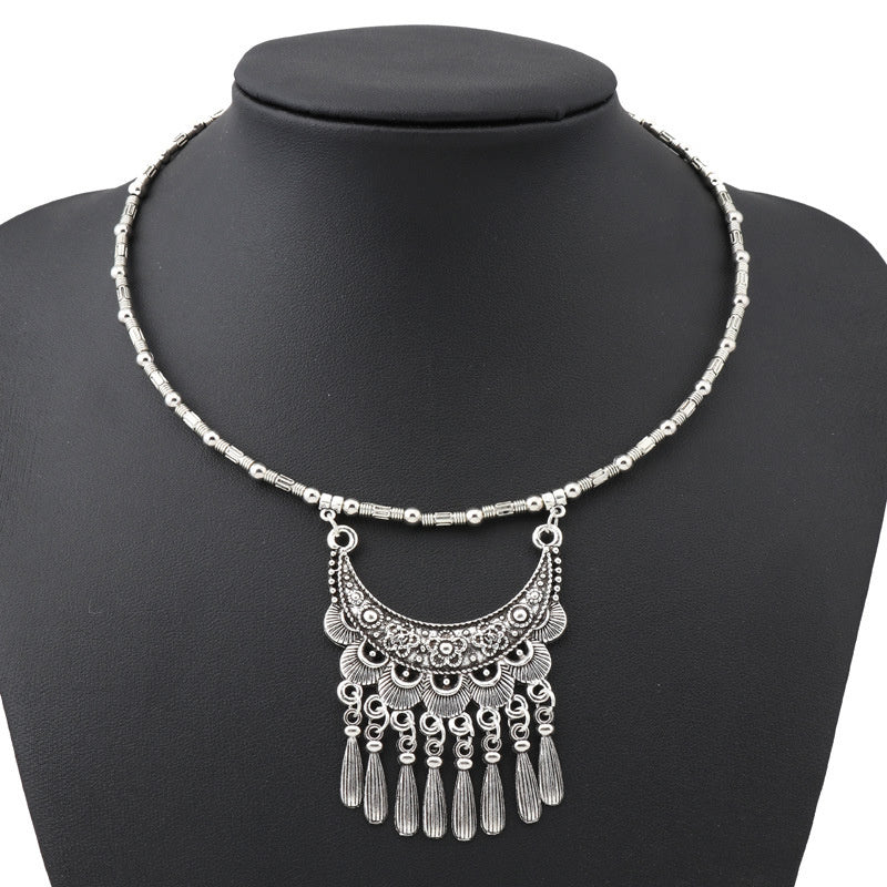 Nuevo collar con luna tallada de estilo étnico retro