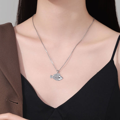 Collar con diseño personalizado y colgante en forma de pez