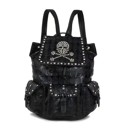 Mochila de cuero con remaches de calavera y diamantes