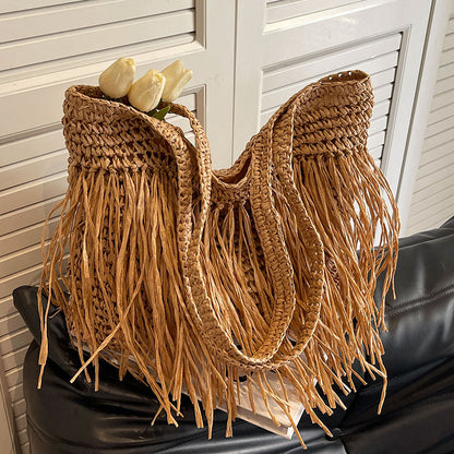 Bolso de hombro con borlas tejidas de paja