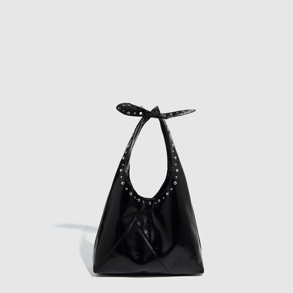 Bolso moderno con detalles de remaches