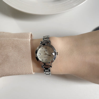 Reloj de lujo ligero y moderno para mujer, estilo francés, con un toque de interés especial.