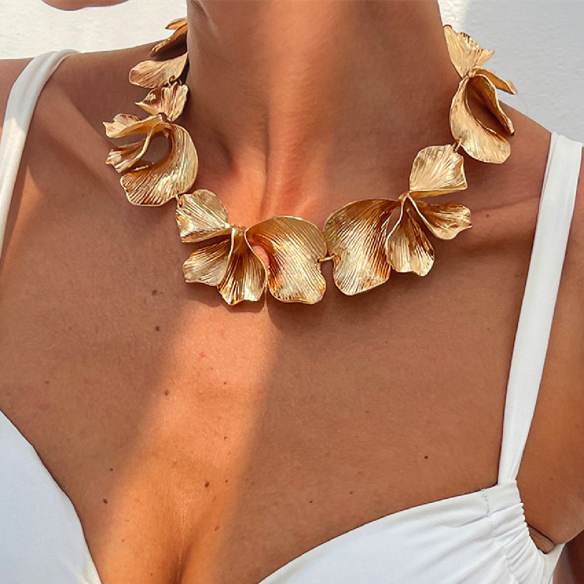 Collar de flores con textura plisada de moda, diseño único