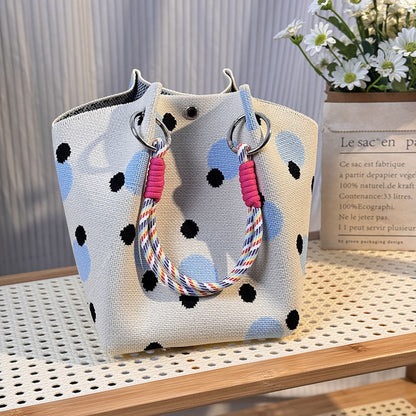 Gestrickte Tasche mit Schnalle
