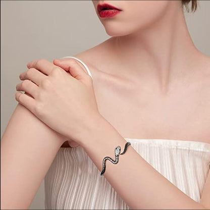 Pulsera abierta en forma de serpiente con circonitas bañadas en oro blanco