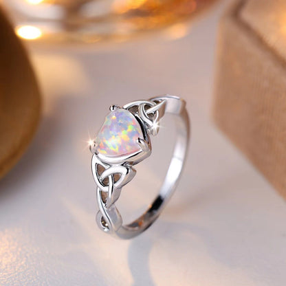 Unregelmäßiger, einfacher, persönlicher Ring mit besonderem Interesse und leichtem Luxus