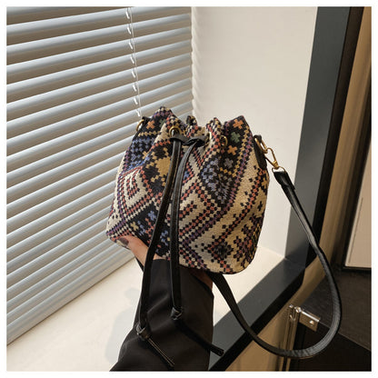 Bolso estilo cubo retro con forma de mano