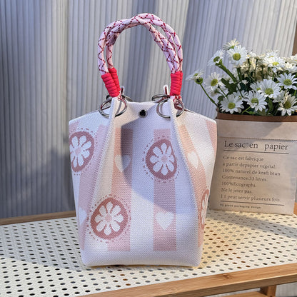 Gestrickte Tasche mit Schnalle