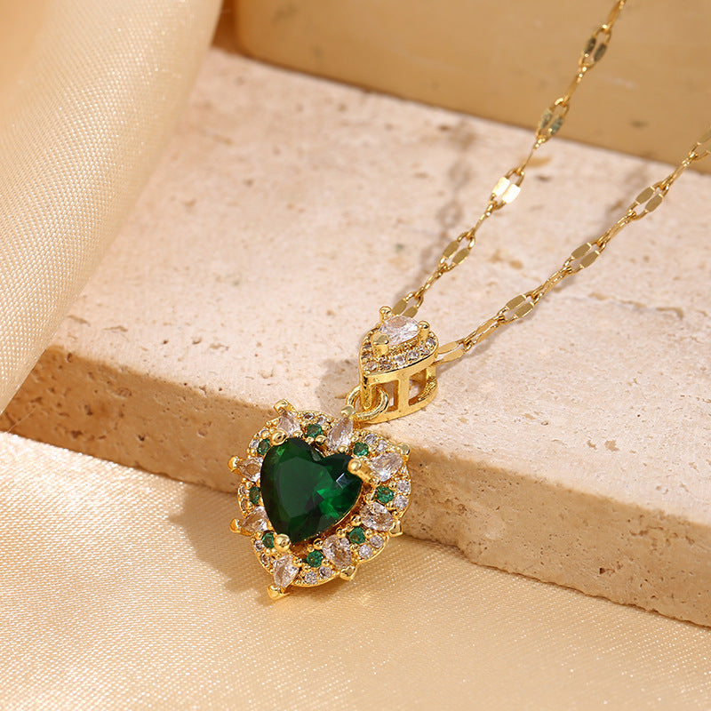 Collar de cobre con microincrustaciones de circonitas, esmeralda y corazón de amor con diamantes