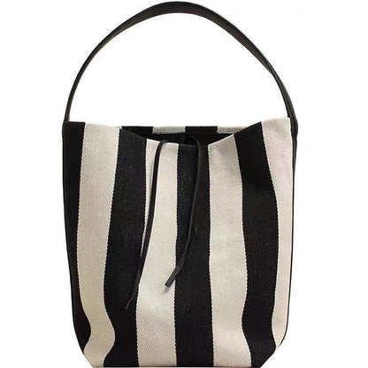 Schultertasche aus Canvas mit Streifen in Schwarzweiß