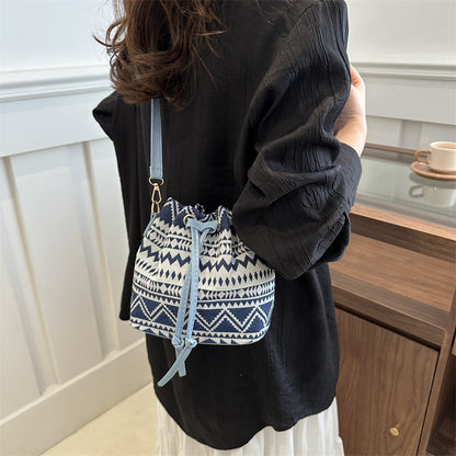 Bolso estilo cubo retro con forma de mano