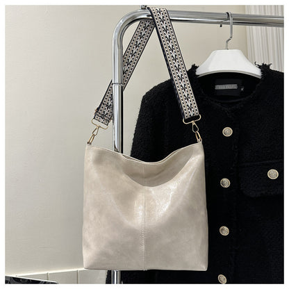 Lässige Schultertasche mit breitem Riemen