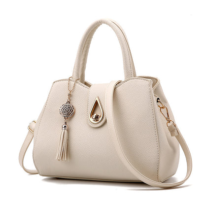 Bolso de hombro de cuero con borlas