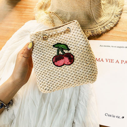Bolso tipo cubo con cadena de cerezas